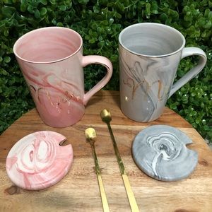 Mrs  & Mr  (2) ceramic mugs w/lid